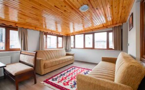 Penthouse, Stadtblick | Schreibtisch, laptopgeeigneter Arbeitsplatz, Bügeleisen/Bügelbrett