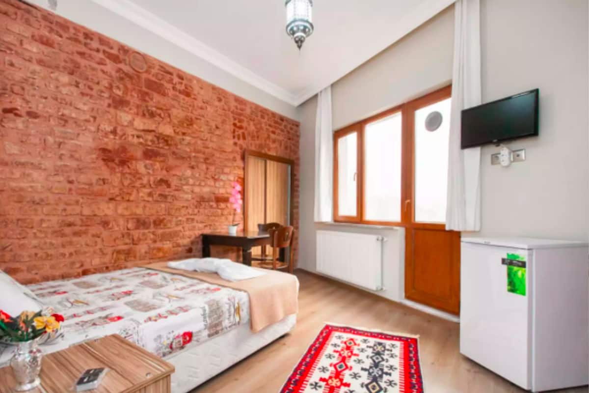 Habitación Deluxe, vista a la ciudad | Escritorio y espacio para trabajar con laptop