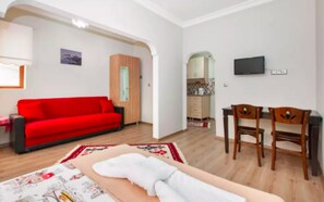 Apartemen Keluarga | Meja kerja, ruang kerja ramah laptop, dan setrika/meja setrika