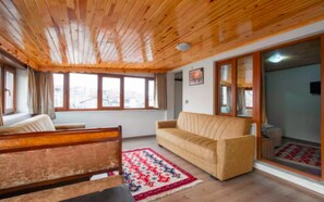 Penthouse, Stadtblick | Schreibtisch, laptopgeeigneter Arbeitsplatz, Bügeleisen/Bügelbrett