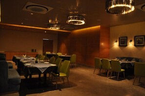 Bữa sáng buffet hàng ngày với phụ phí nhỏ 