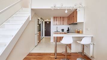 Apartment (Fleur-de-Lys) | Private kitchen | Full-sized fridge, microwave, stovetop, electric kettle