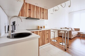 公寓 (Fleur-de-Lys) | 私人厨房 | 大冰箱、微波炉、炉灶、电热水壶