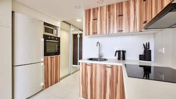 Apartment (Fleur-de-Lys) | Private kitchen | Full-sized fridge, microwave, stovetop, electric kettle