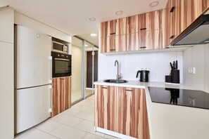 Apartamento (Fleur-de-Lys) | Cozinha privada | Geladeira grande, micro-ondas, cooktop, chaleira elétrica