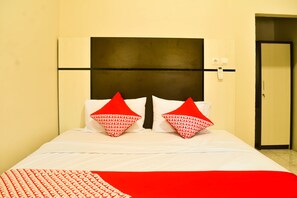 Habitación Deluxe doble | Escritorio, wifi gratis, ropa de cama