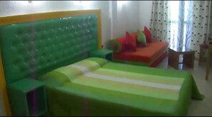 Quarto triplo | Frigobar, escrivaninha, cortinas blackout