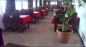 Se sirven desayunos, almuerzos, cenas y cocina local e internacional 