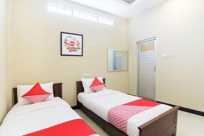 Standard Twin Room | Desk, free WiFi, bed sheets - Super OYO 890 Dewi Fortuna Guest House (Depok)
