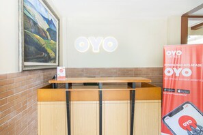 Reception - Super OYO 890 Dewi Fortuna Guest House (Depok)