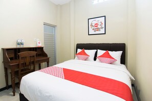 Kamar Double Standar | Meja kerja, Wi-Fi gratis, dan seprai linen