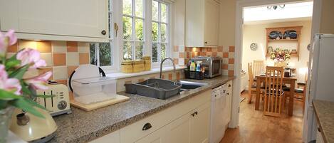 冷蔵庫、電子レンジ、オーブン、食器洗い機