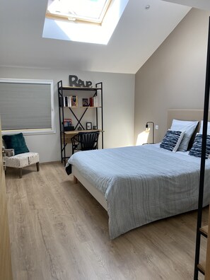 2 chambres, bureau, fer et planche à repasser, accès au Wi-Fi (inclus)