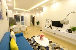 TV, books - Stay in Nha Trang Apartment - Beach and Moutain View (Tp. Nha Trang)