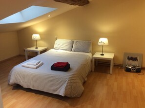 5 bedrooms, iron/ironing board, free WiFi, bed sheets