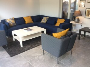 Smart TV, reproductor de DVD, libros y biblioteca musical 