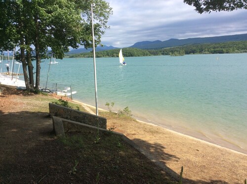 L'hospitalité. Maison 5 chambres, 2 salles de douche, nouvelle cuisine avec piscine chauffée.