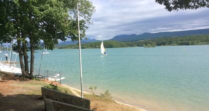 L'Hospitalite. Haus mit 5 Schlafzimmern, 2 Duschbädern, neue Küche mit beheiztem Pool.