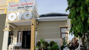 A building with a sign reading "Grand Mentari Guest House" and the logo "OYO". - OYO 783 Grand Mentari Guest House (Bengkulu)
