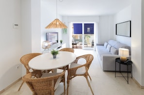 TV - Cozy with mediterranean style, a few meters from the beach. A / C and free wifi. Terrace with sea views - only families (Playa de Gandía)