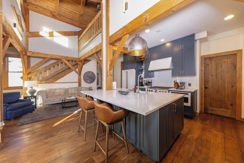 The River House: On Main Street, Pet-Friendly, Walk to Gondola, TWO Hot Tubs