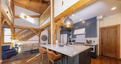 The River House: On Main Street, Pet-Friendly, Walk to Gondola, TWO Hot Tubs