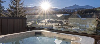 The River House: On Main Street, Pet-Friendly, Walk to Gondola, TWO Hot Tubs