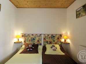 2 bedrooms, free WiFi - 16th Century Cottage with Fireplace Near Burdignes (Burdignes)