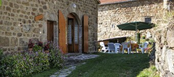 Charming 16th-Century Cottage: Fireplace, WiFi, Near Hiking & Skiing, Quiet Countryside