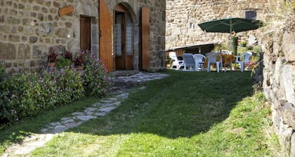 Charming 16th-Century Cottage: Fireplace, WiFi, Near Hiking & Skiing, Quiet Countryside