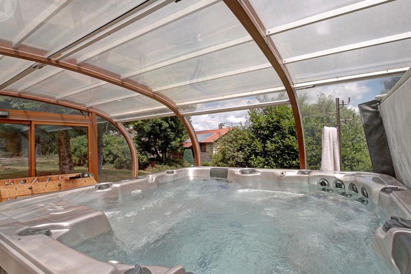 Indoor spa tub
