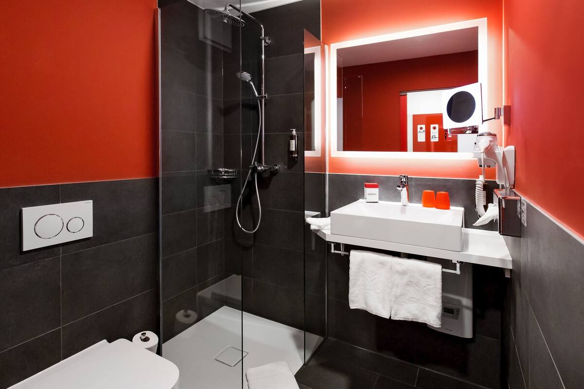 1 bedroom, hypo-allergenic bedding, free minibar items, in-room safe