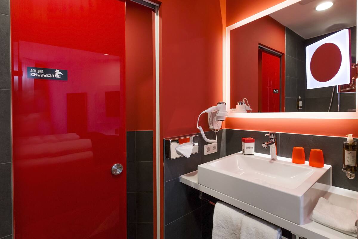 standard room (dormero) | bathroom | shower, hair dryer, towels