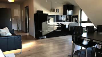 Full-size fridge, microwave, stovetop, dishwasher