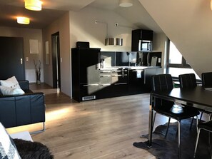 Grand réfrigérateur, micro-ondes, plaque de cuisson, lave-vaisselle