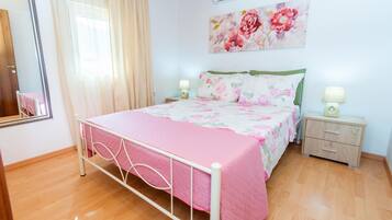 2 slaapkamers, een laptopwerkplek, een strijkplank/strijkijzer, wifi