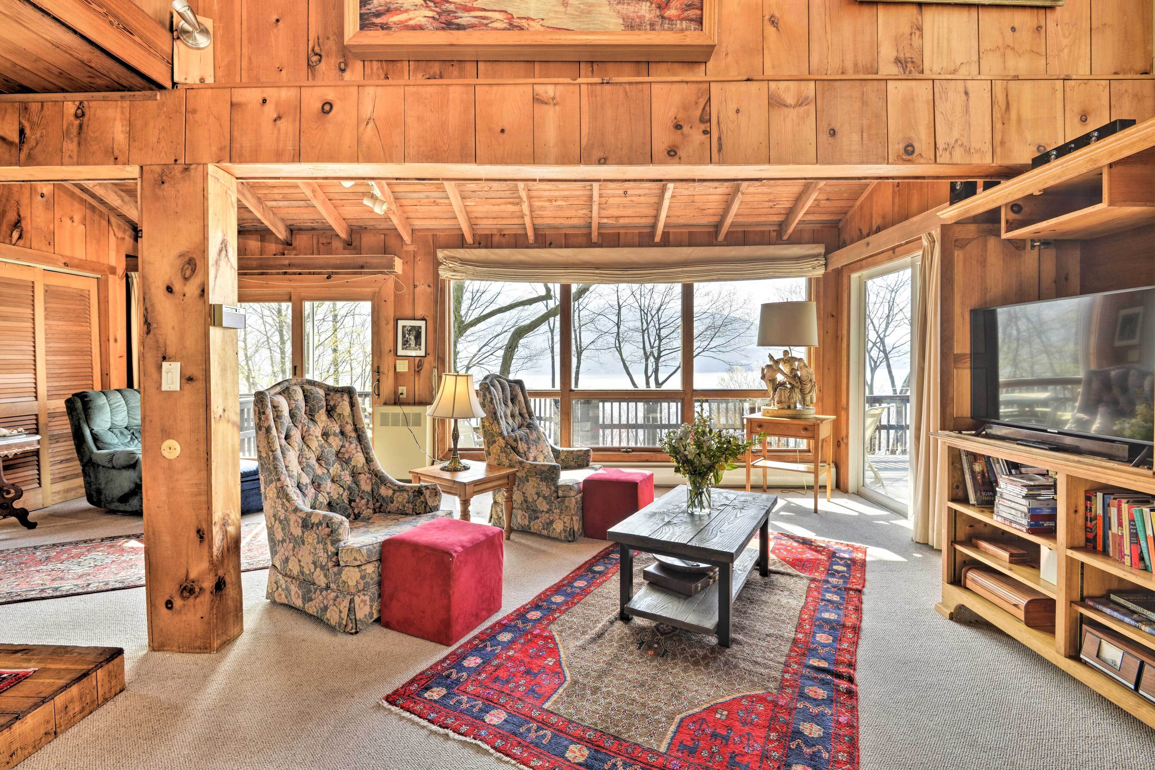 TV, fireplace