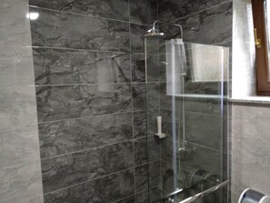 Family Apartment, Multiple Beds, Garden View | Bathroom | Shower, rainfall showerhead, hair dryer, towels - Plitvice Residence Villa Lucija (Plitvicka Jezera)