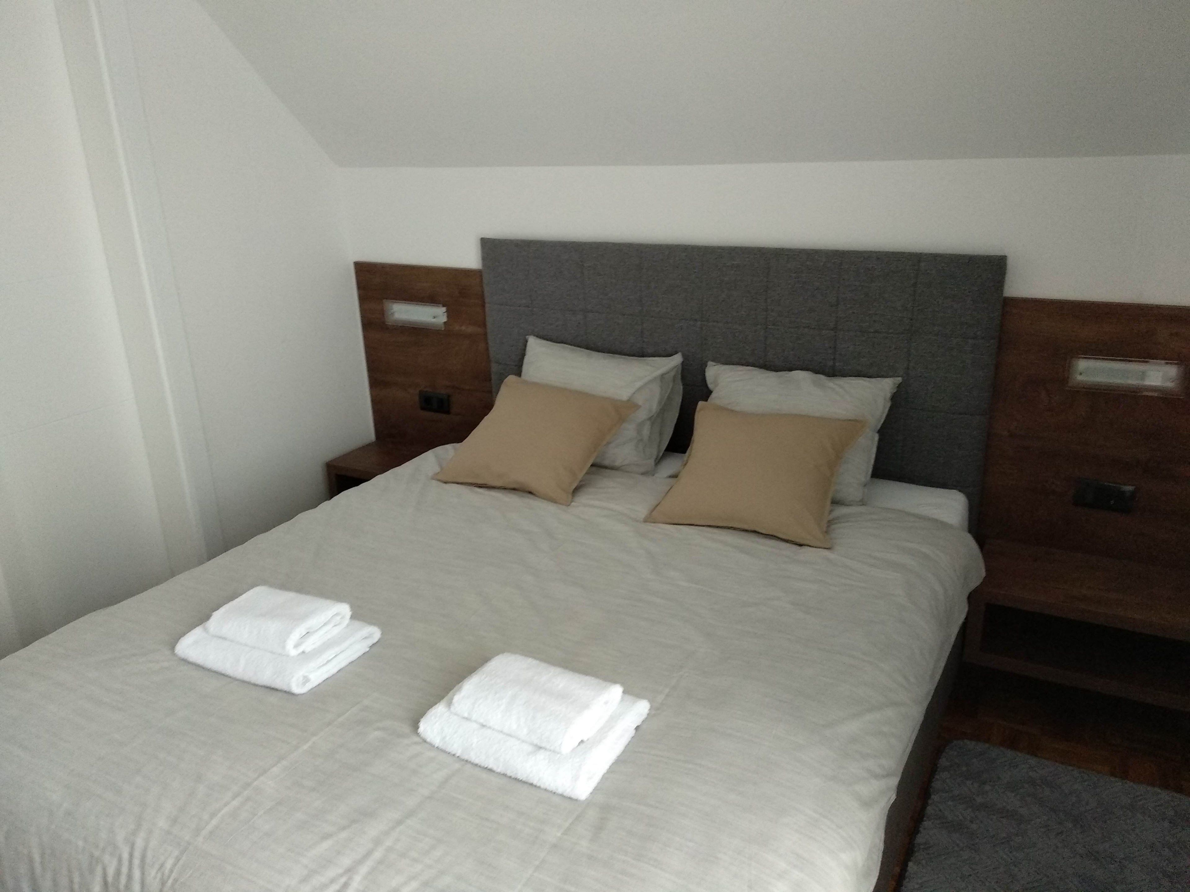 Kahden hengen standard-huone, 1 keskisuuri parisänky, näköala pihalle | Työpöytä, kannettavalle tietokoneelle sopiva työtila, pimennysverhot