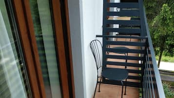 Chambre Triple Standard, vue cour intérieure | Balcon