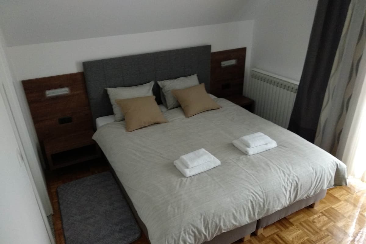 Chambre Double Standard, 1 grand lit, vue cour intérieure