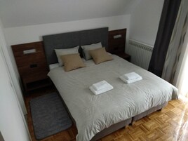 Standard Double Room, 1 Queen Bed, Courtyard View | Desk, laptop workspace, blackout drapes, soundproofing