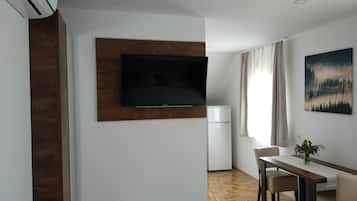 Studio Confort, 1 grand lit, vue cour intérieure | Restauration dans la chambre