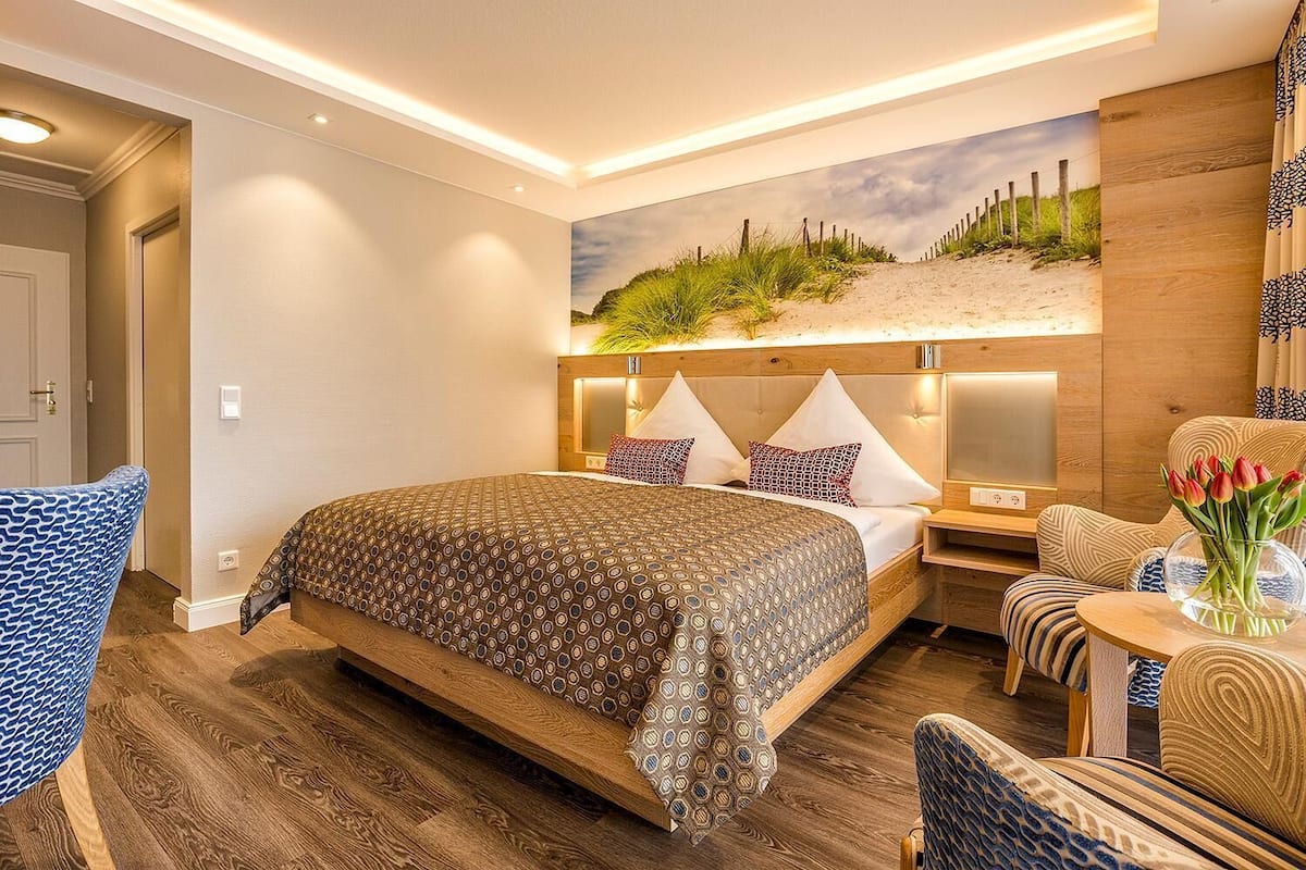 hypo-allergenic bedding, in-room safe, free wifi, bed sheets