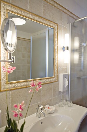 Doppia uso singolo | Bagno | Asciugacapelli, asciugamani, sapone, shampoo