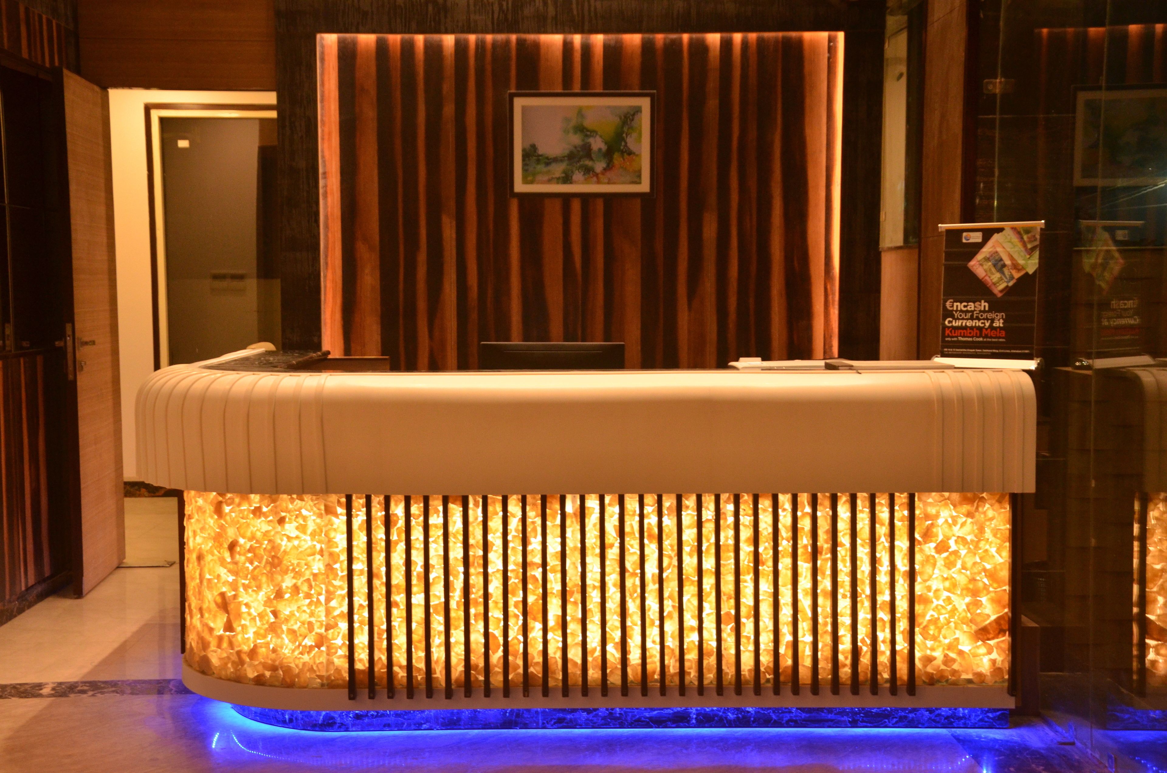 Una reception con una base illuminata e un quadro appeso sopra.