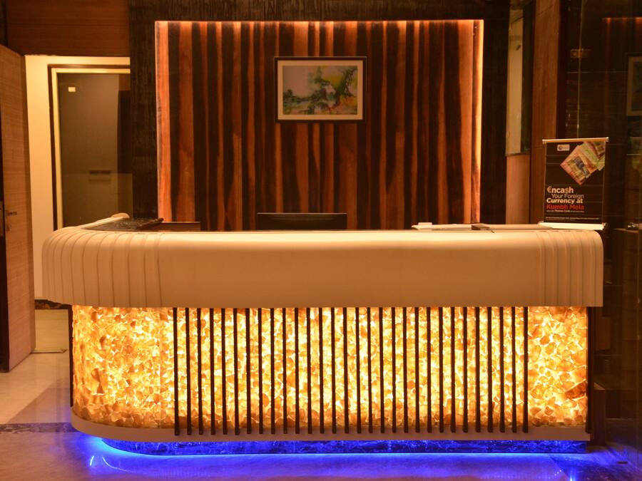 Una reception con una base illuminata e un quadro appeso sopra.