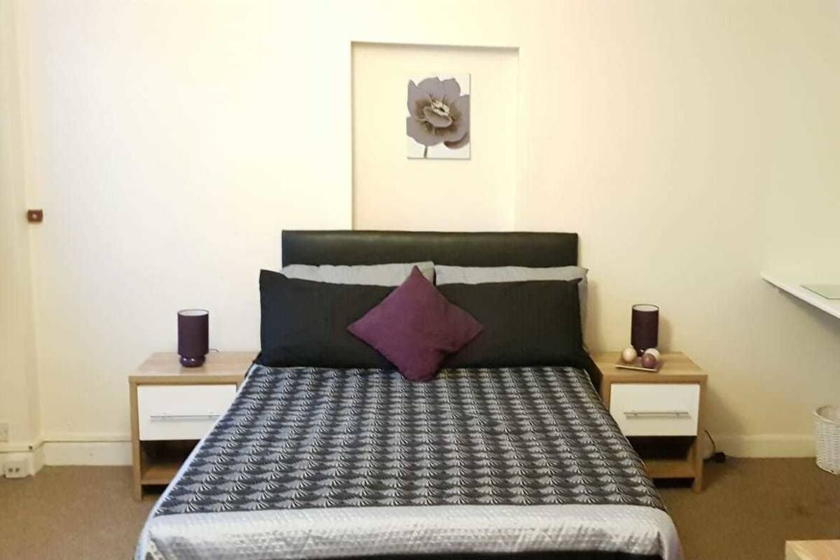 Double Room (The Lilac) | WiFi (free), bed sheets
