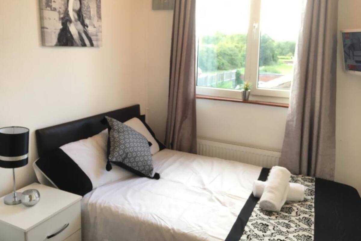 Small Double Room (The Serenity) | WiFi (free), bed sheets