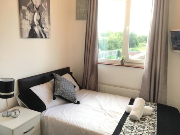 Small Double Room (The Serenity) | Free WiFi, bed sheets - Optimum living (Leicester)